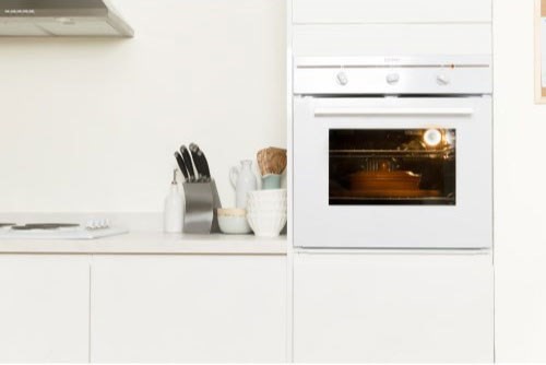 FIM31KAWH white single oven kitchen view