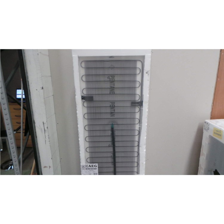 GRADE A2 - Light cosmetic damage - AEG SCS51810S1 50-50 Integrated Fridge Freezer