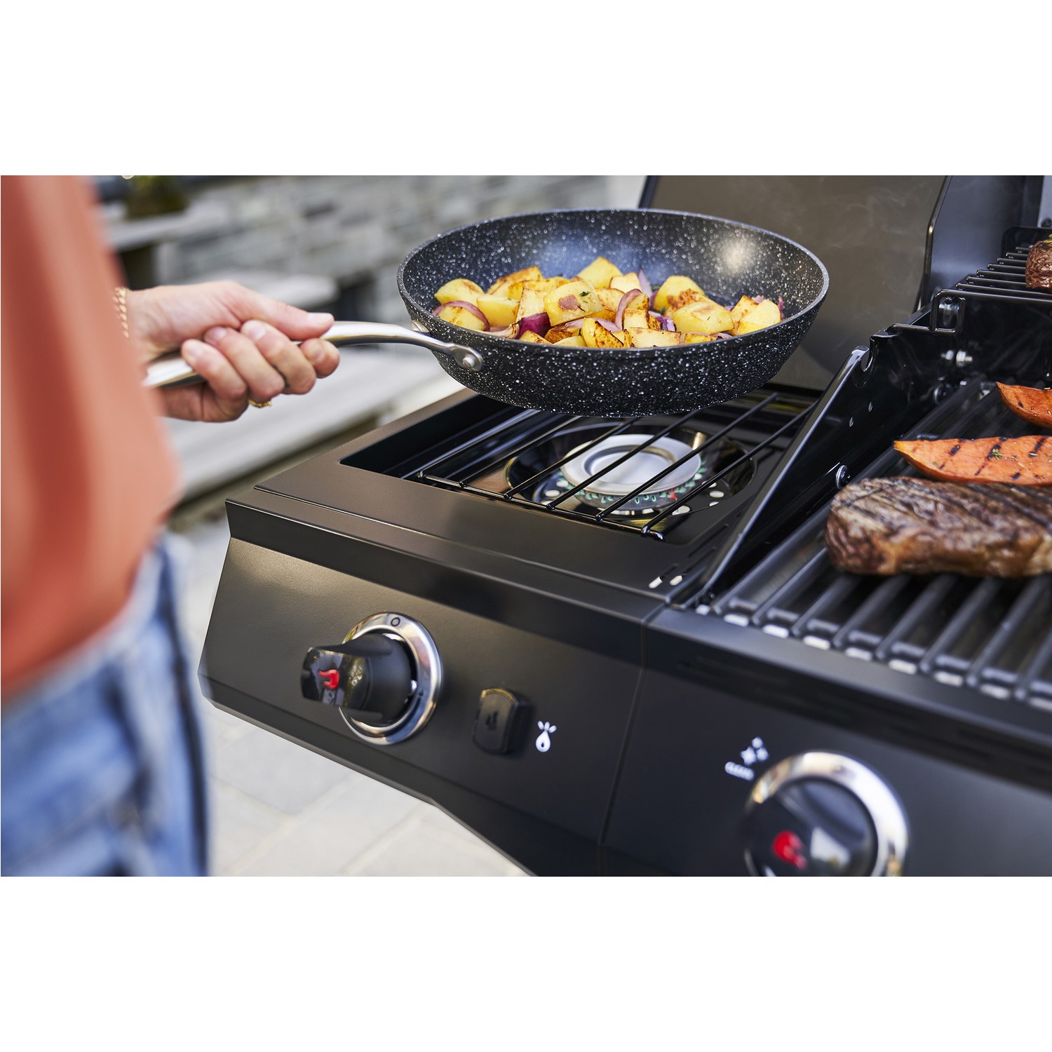 Char-Broil Advantage CORE B 4 Burner Gas BBQ - Black Char-Broil Advantage CORE B 4 Burner Gas BBQ - Black
