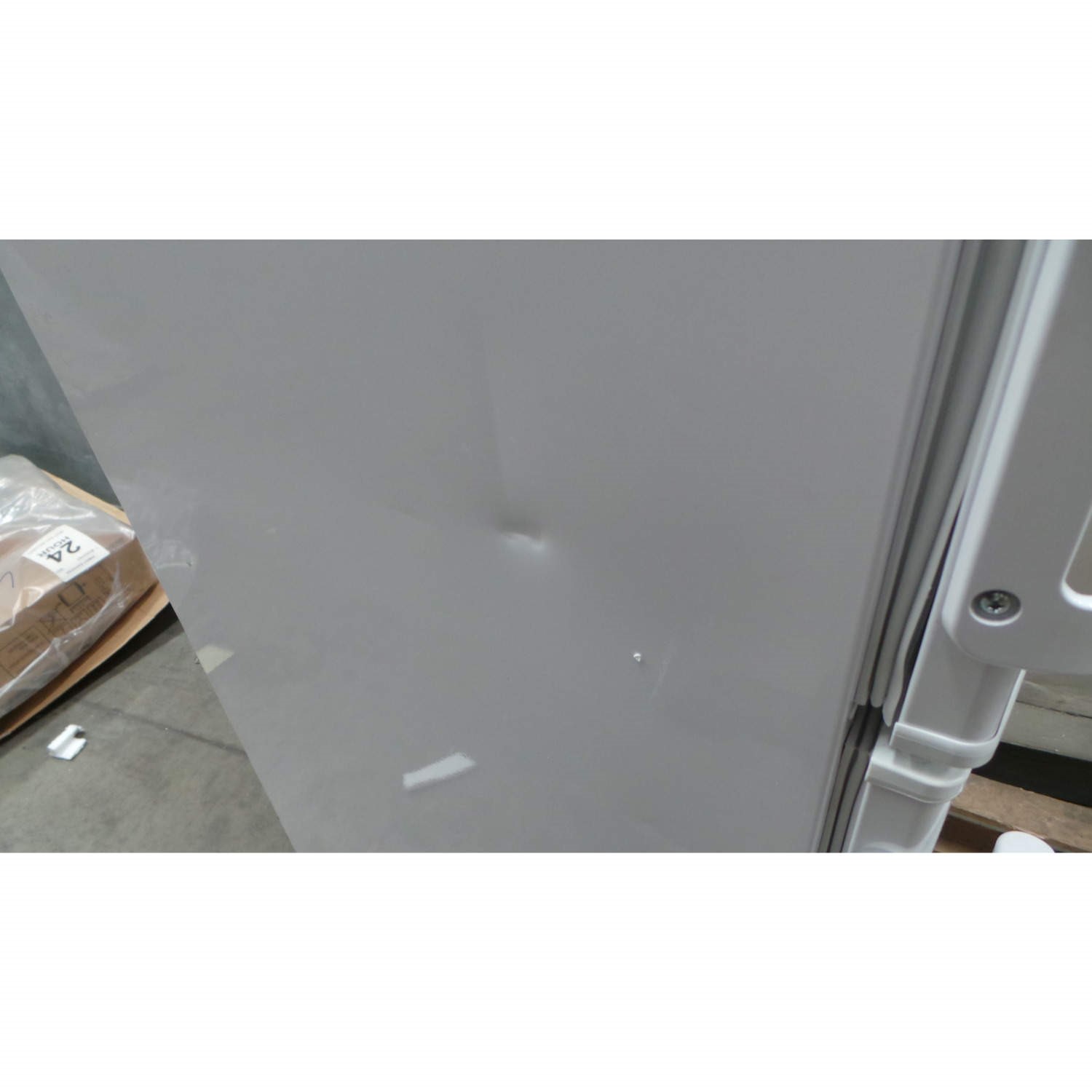 GRADE A2 Minor Cosmetic Damage Zanussi ZRB27100WA FreeStanding