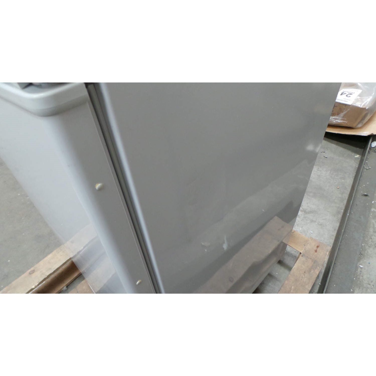 GRADE A2 Minor Cosmetic Damage Zanussi ZRB27100WA FreeStanding