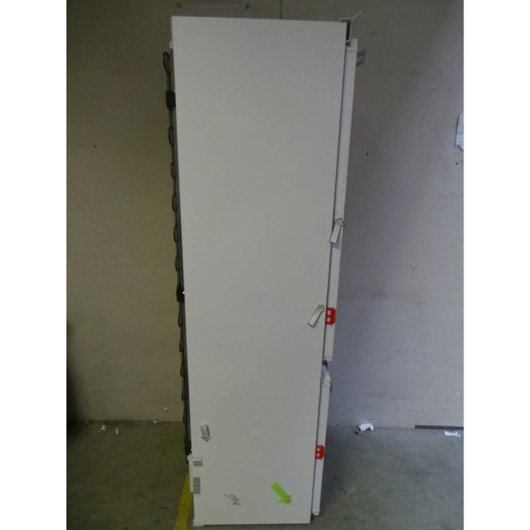 GRADE A2 - Light cosmetic damage - Zanussi ZRT27101WA Free-Standing Fridge Freezer in White