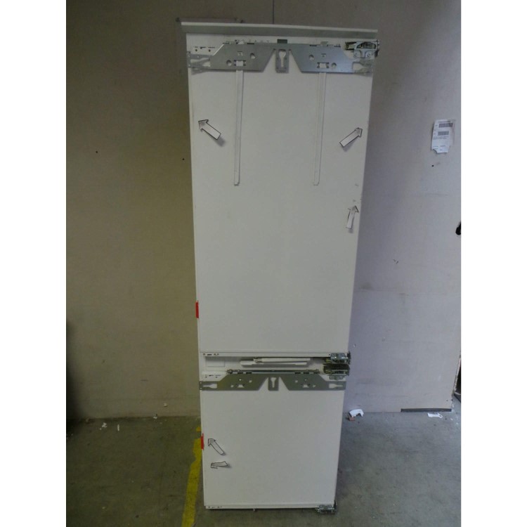 GRADE A2 - Light cosmetic damage - Zanussi ZRT27101WA Free-Standing Fridge Freezer in White
