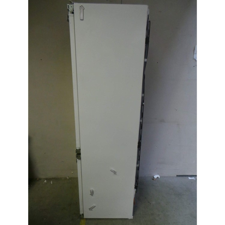 GRADE A2 - Light cosmetic damage - Zanussi ZRT27101WA Free-Standing Fridge Freezer in White