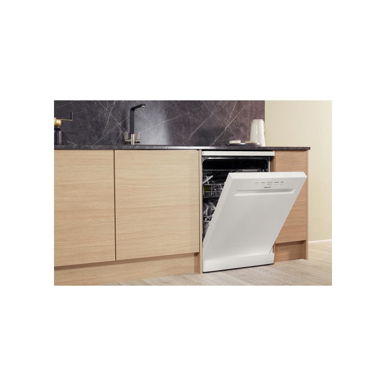 HOTPOINT HFC2B26C Freestanding Dishwasher - White