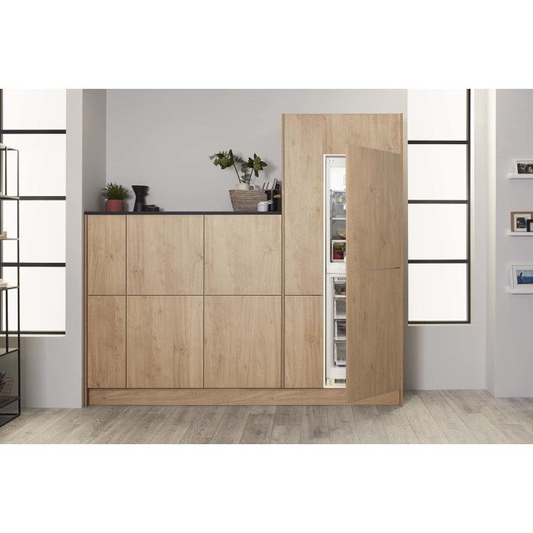 GRADE A2 - HOTPOINT HM325FF 228 Litre Integrated Fridge Freezer 50/50 Split 174cm Tall Frost Free 55cm Wide - White