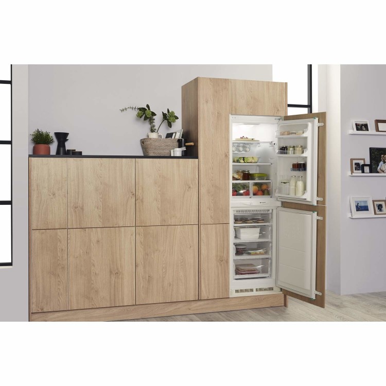 GRADE A2 - HOTPOINT HM325FF 228 Litre Integrated Fridge Freezer 50/50 Split 174cm Tall Frost Free 55cm Wide - White