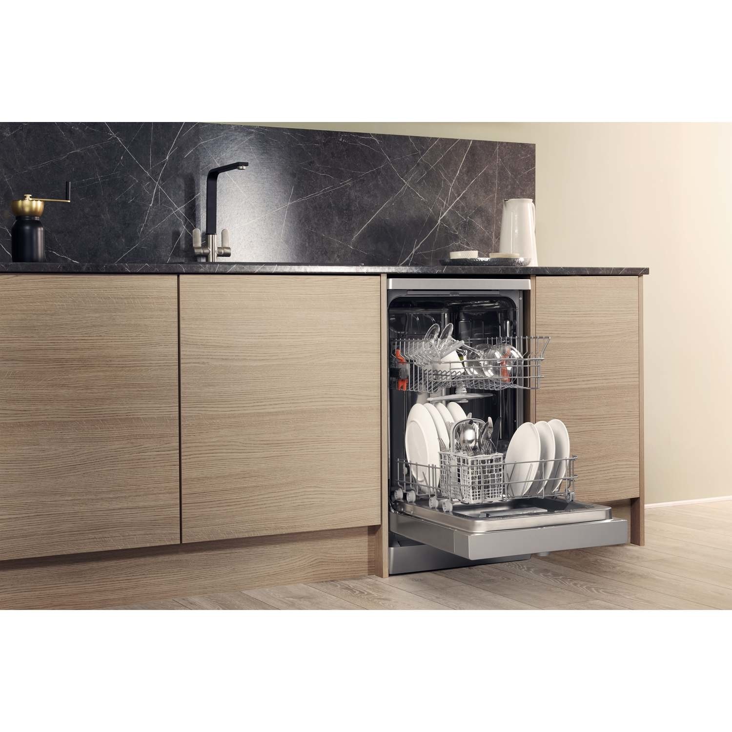 Hotpoint Aquarius Slimline Freestanding Dishwasher Silver HSFE1B19S