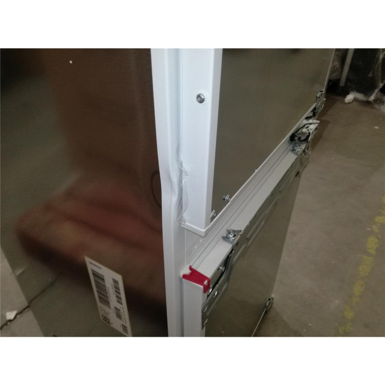 Refurbished Siemens KI86SAFE0G Integrated 266 Litre 60/40 Fridge Freezer
