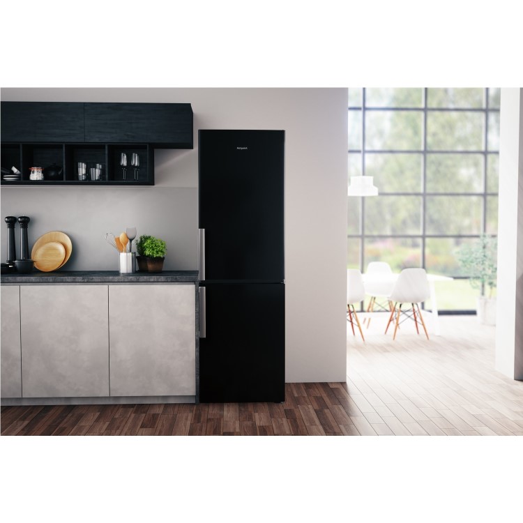 Hotpoint 338 Litre 60/40 Freestanding Total No Frost Fridge Freezer - Black