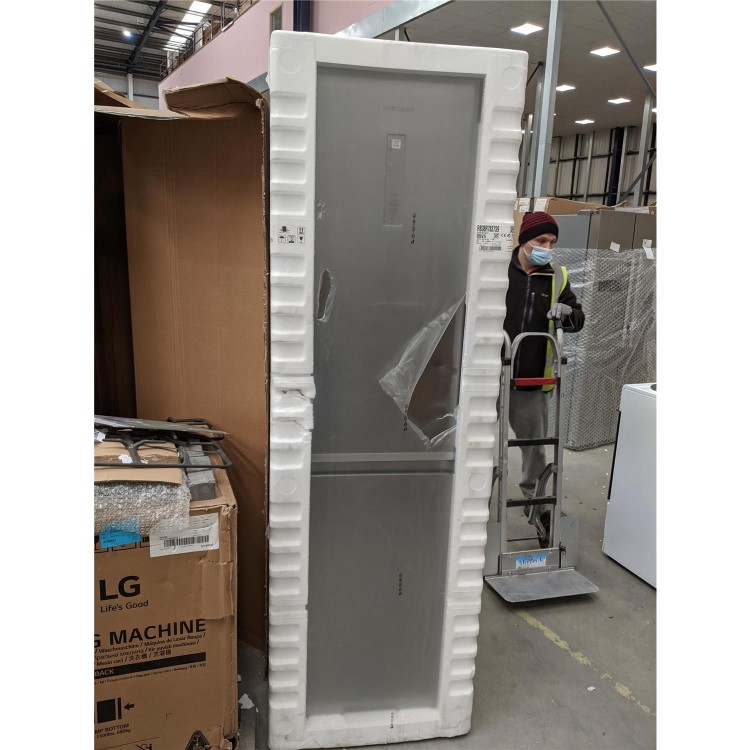 Refurbished Samsung RB38R7837S9 Freestanding 382 Litre 60/40 Frost Free Fridge Freezer