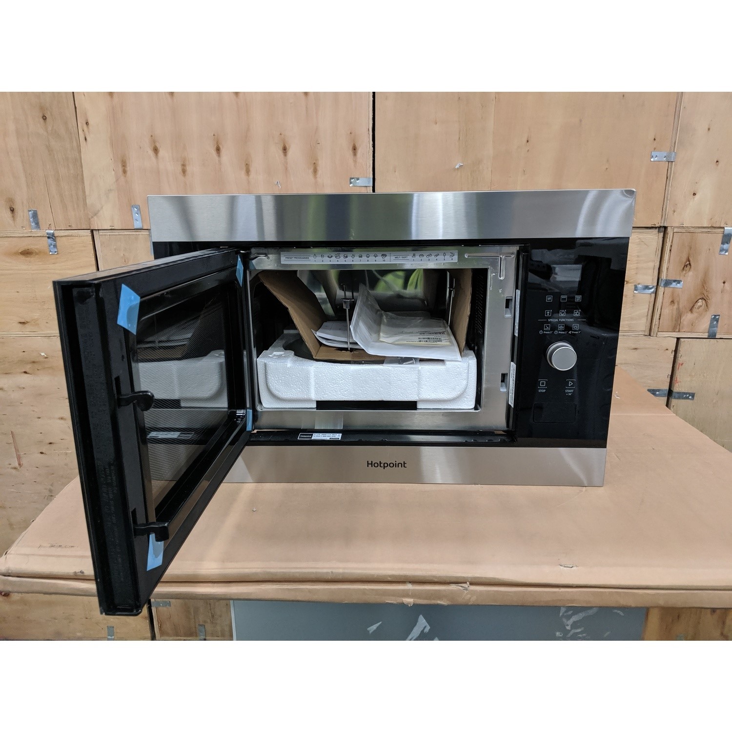 Refurbished Hotpoint MF25GIXH Built In 25L with Grill 900W Microwave