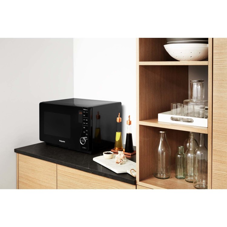 GRADE A2 - Hotpoint MWH2622MB Xtraspace Flatbed 25L Microwave Oven With Grill - Black