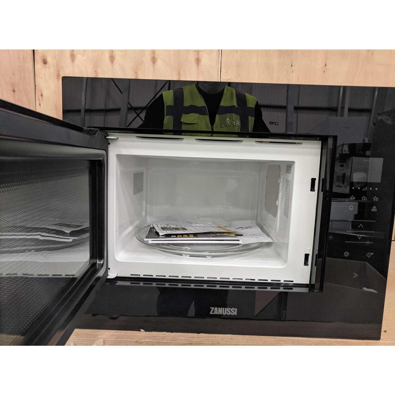 Refurbished Zanussi Series 20 ZMBN4SK 25L 900W Built in Microwave Black