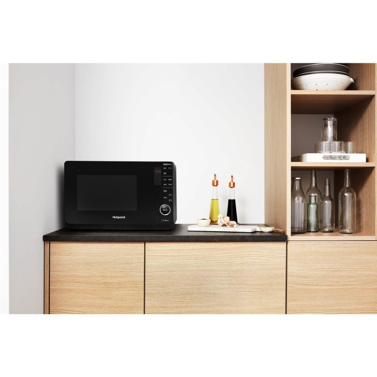 GRADE A2 - Hotpoint MWH2622MB Xtraspace Flatbed 25L Microwave Oven With Grill - Black