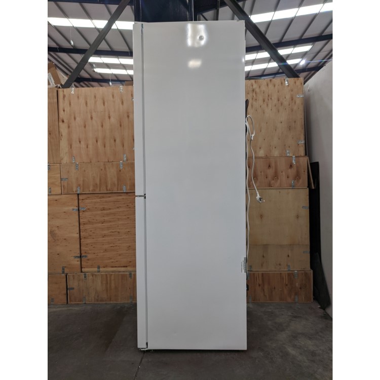 Refurbished Zanussi ZNME31FW0 Freestanding 323 Litre 50/50 Fridge Freezer White
