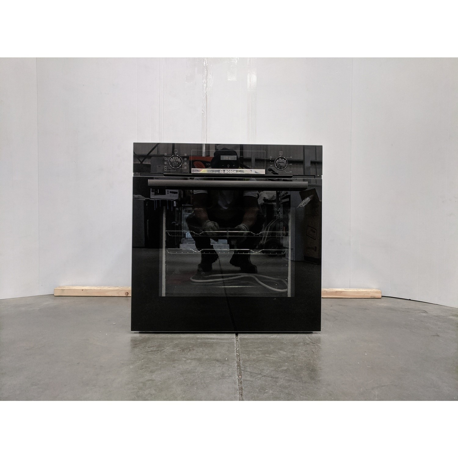 Refurbished Bosch Serie 4 HBS534BB0B 60cm Single Built In Electric Oven