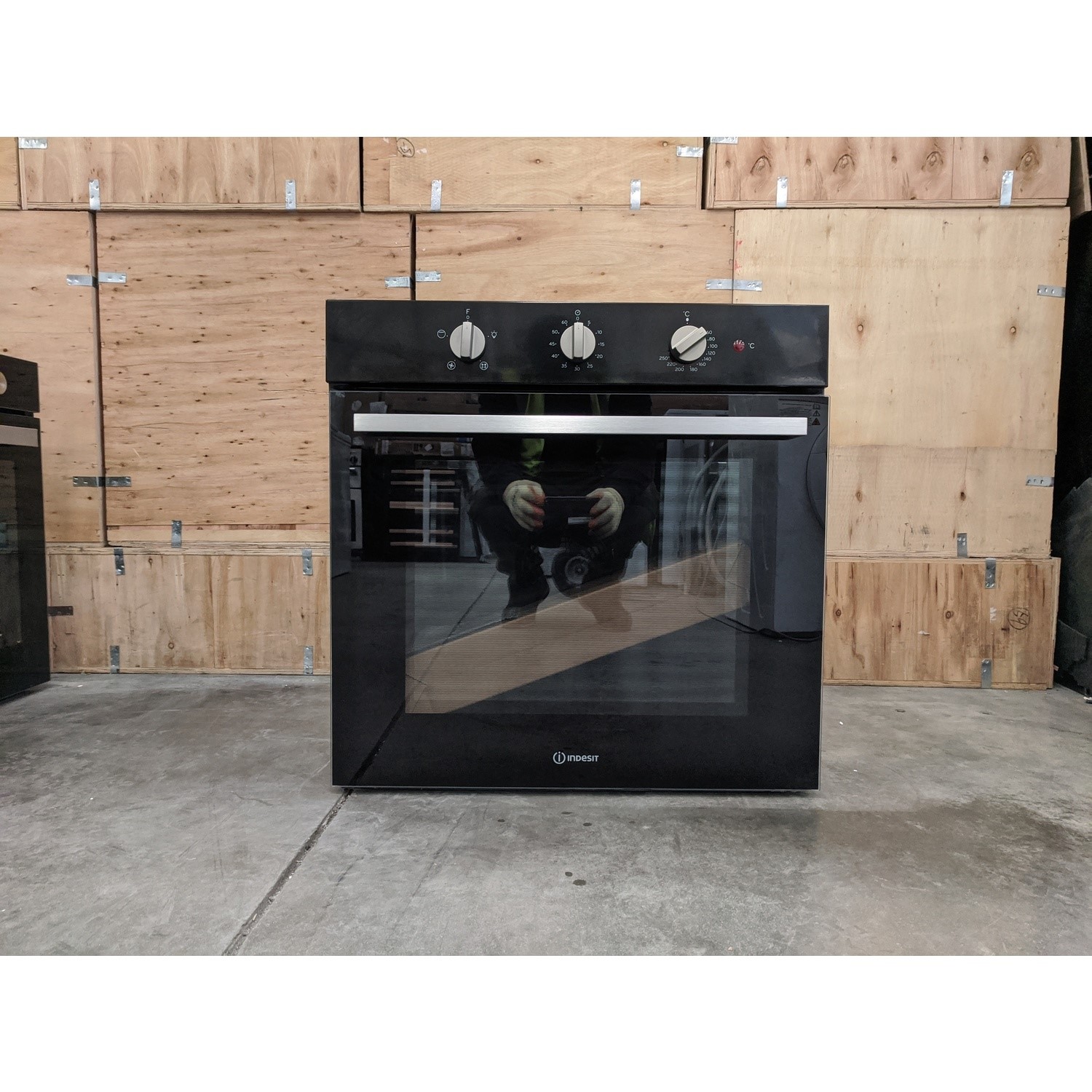 Refurbished Indesit Aria IFW6330BL 60cm Single Built In Electric Oven