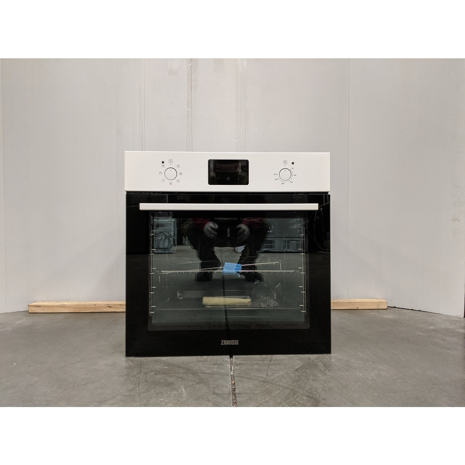 Refurbished Zanussi Series 20 ZOHNX3W1 60cm Single Built In Electric