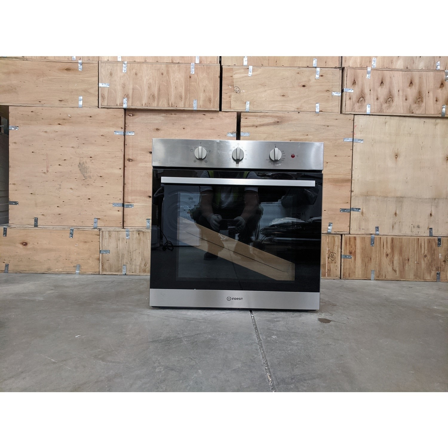 Refurbished Indesit Aria IFW6330IX 60cm Single Built In Electric Oven