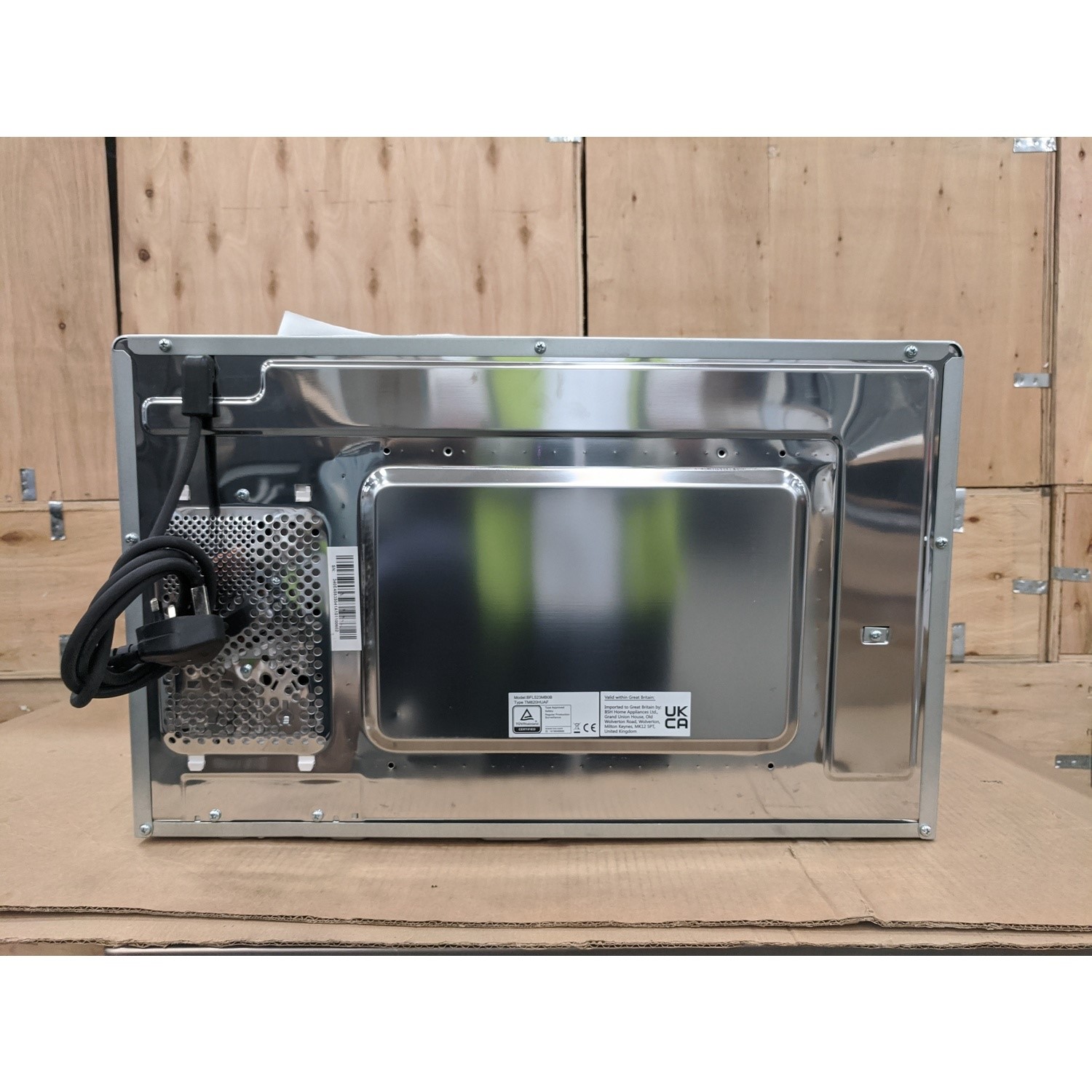 Refurbished Bosch Serie 4 BFL523MB0B Built In 20L 800W Microwave Black