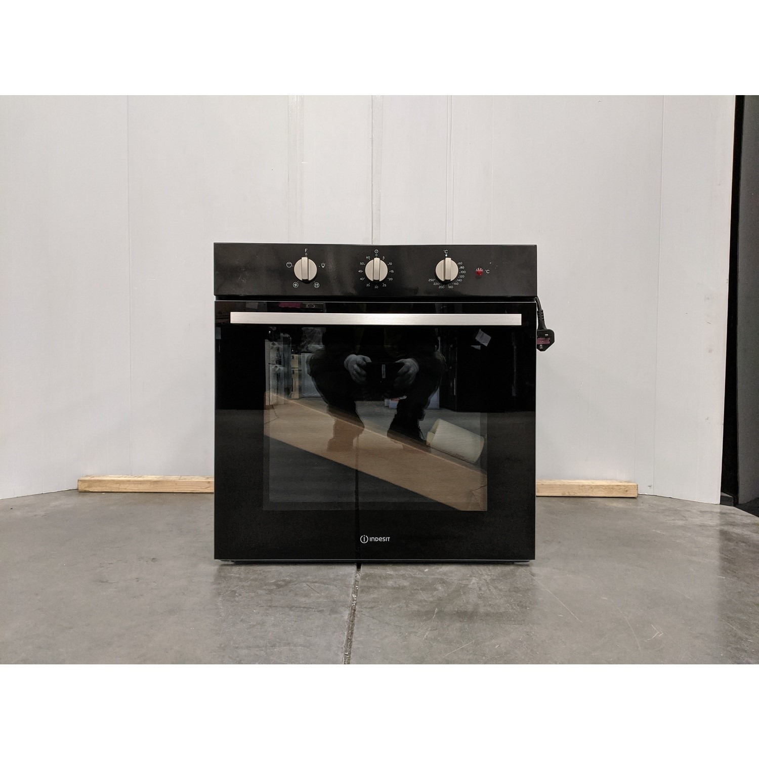Refurbished Indesit Aria IFW6330BL 60cm Single Built In Electric Oven