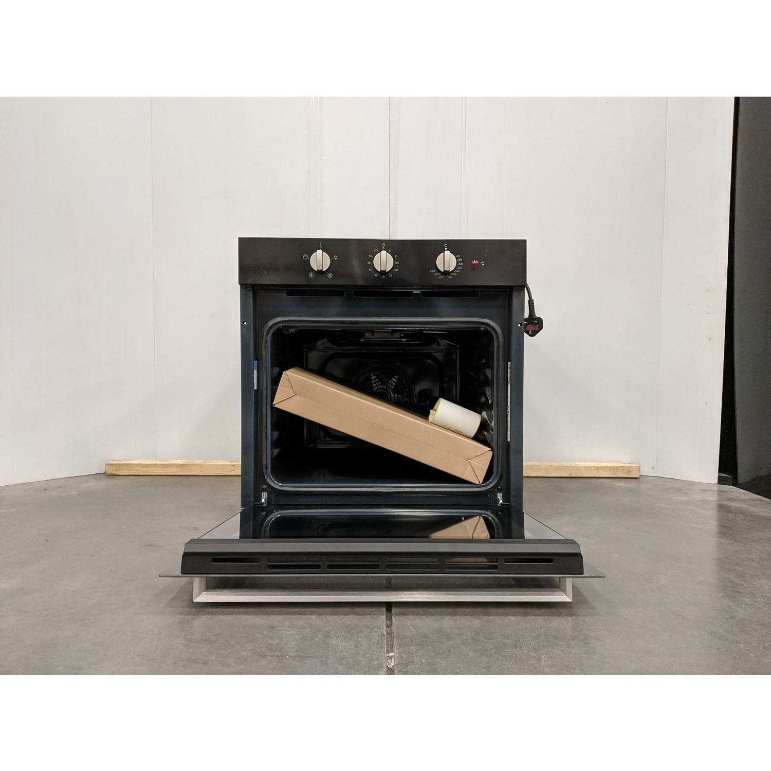 Refurbished Indesit Aria IFW6330BL 60cm Single Built In Electric Oven