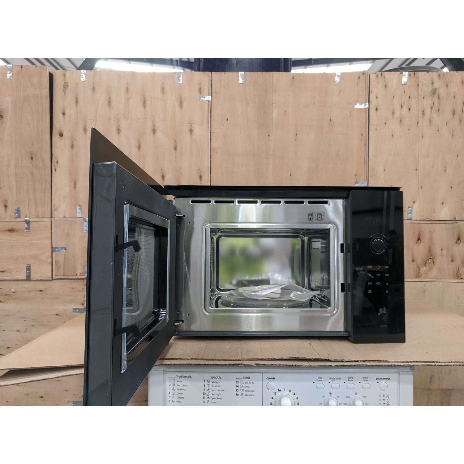 Refurbished Bosch Serie 4 BFL523MB0B Built In 20L 800W Microwave Black