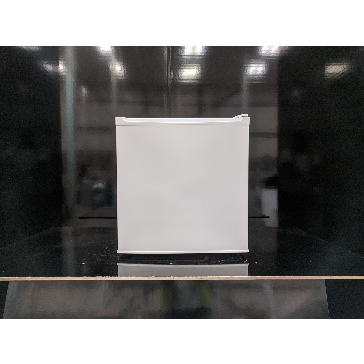 Refurbished Amica FM0613 47 Litre Tabletop Fridge With Icebox White