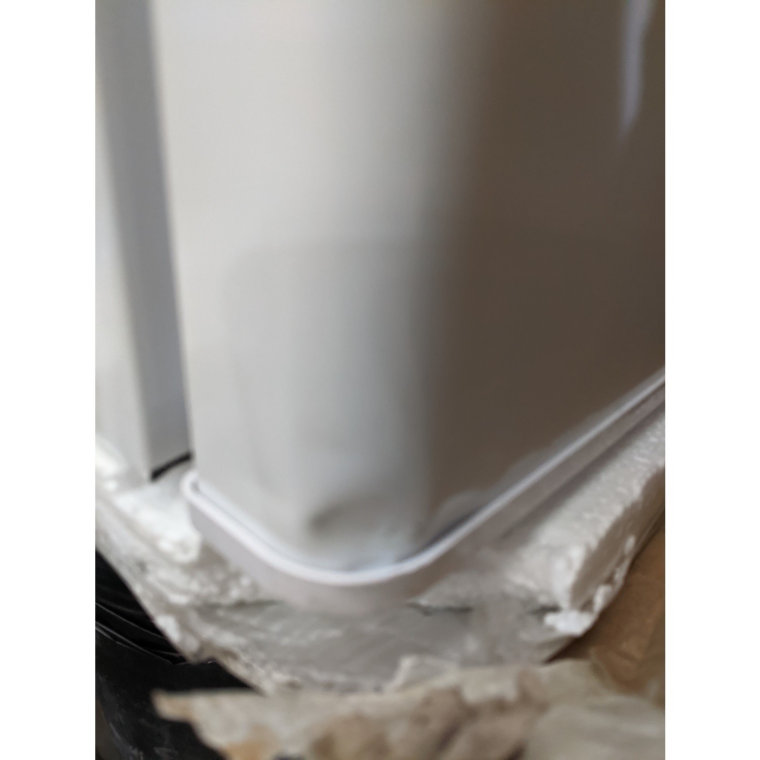 Refurbished electriQ EIQMF Freestanding 32 Litre Table Top Freezer White 78323528/1/EIQMF