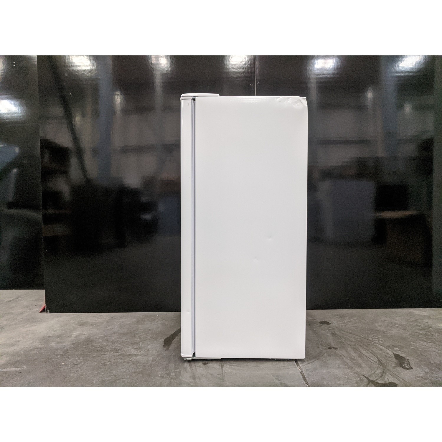 Refurbished electriQ EQFRIDGE45 Freestanding 61 Litre Under Counter Larder Fridge White 78328127