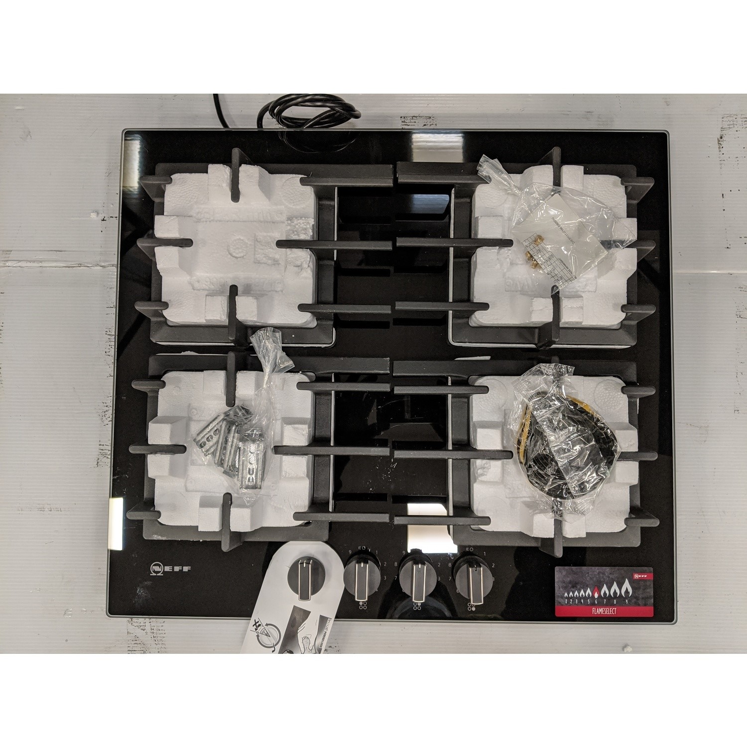 Refurbished Neff N70 T26CS49S0 59cm Gas on Glass 4 Burner Gas Hob Black