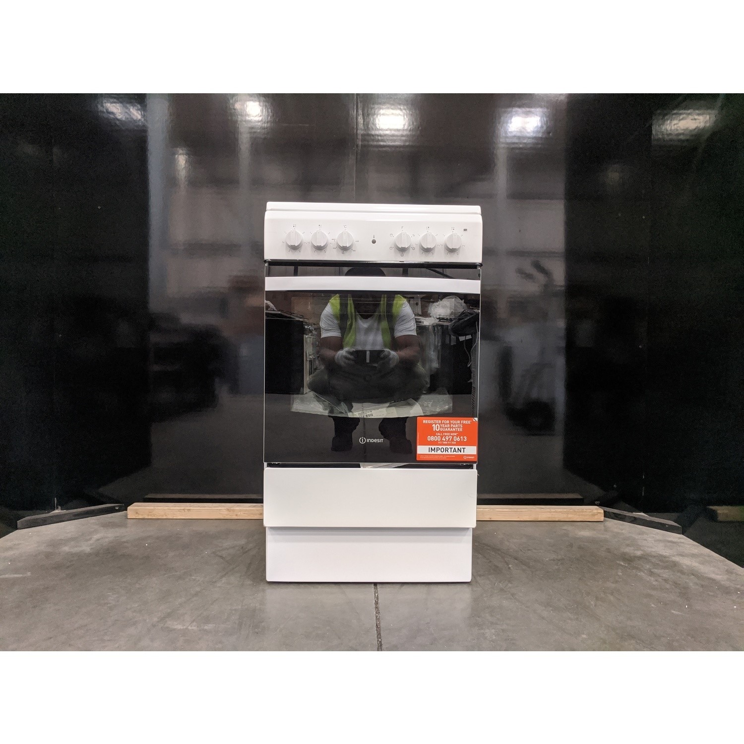 Refurbished Indesit IS5V4KHW 50cm Electric Cooker with Ceramic Hob