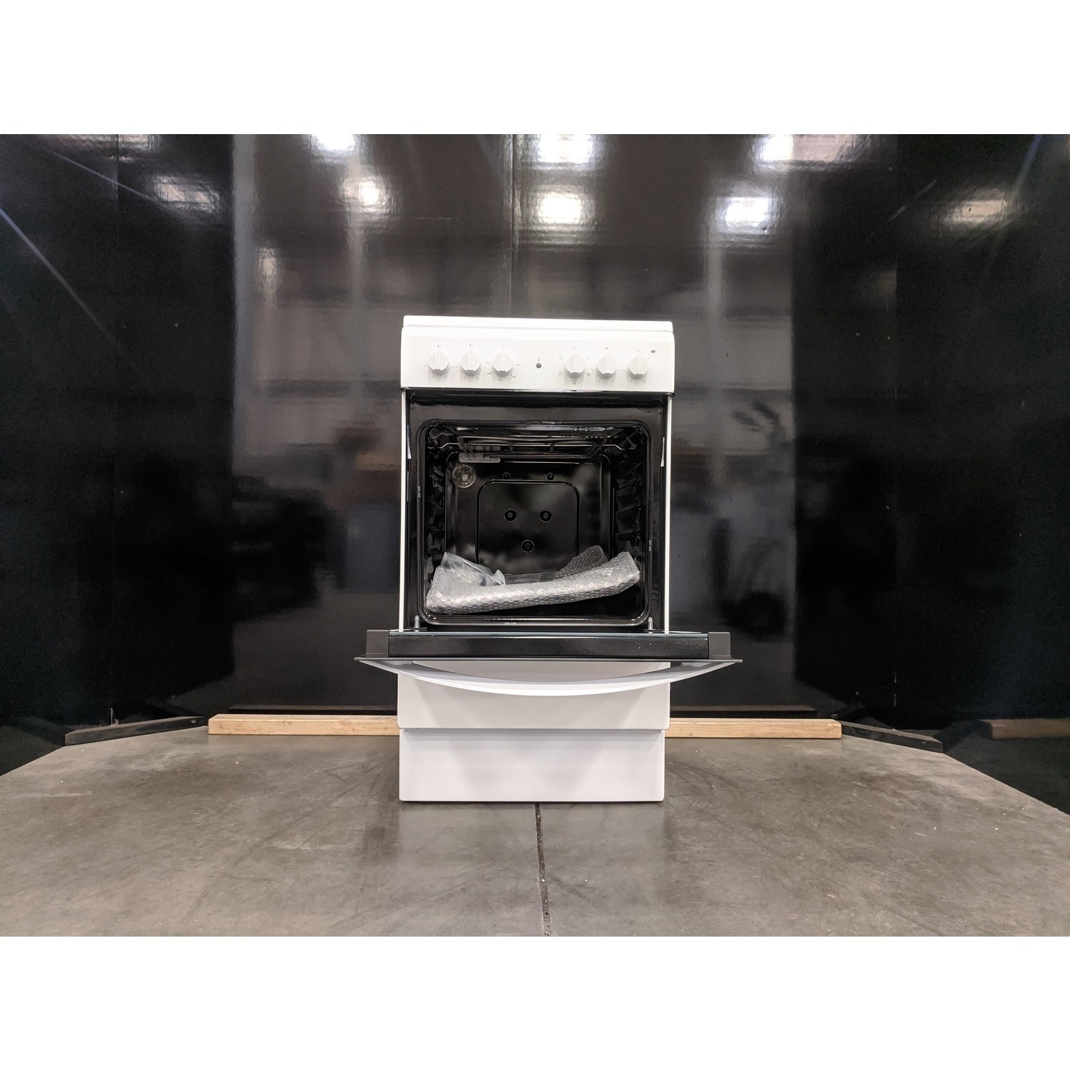 Refurbished Indesit IS5V4KHW 50cm Electric Cooker with Ceramic Hob