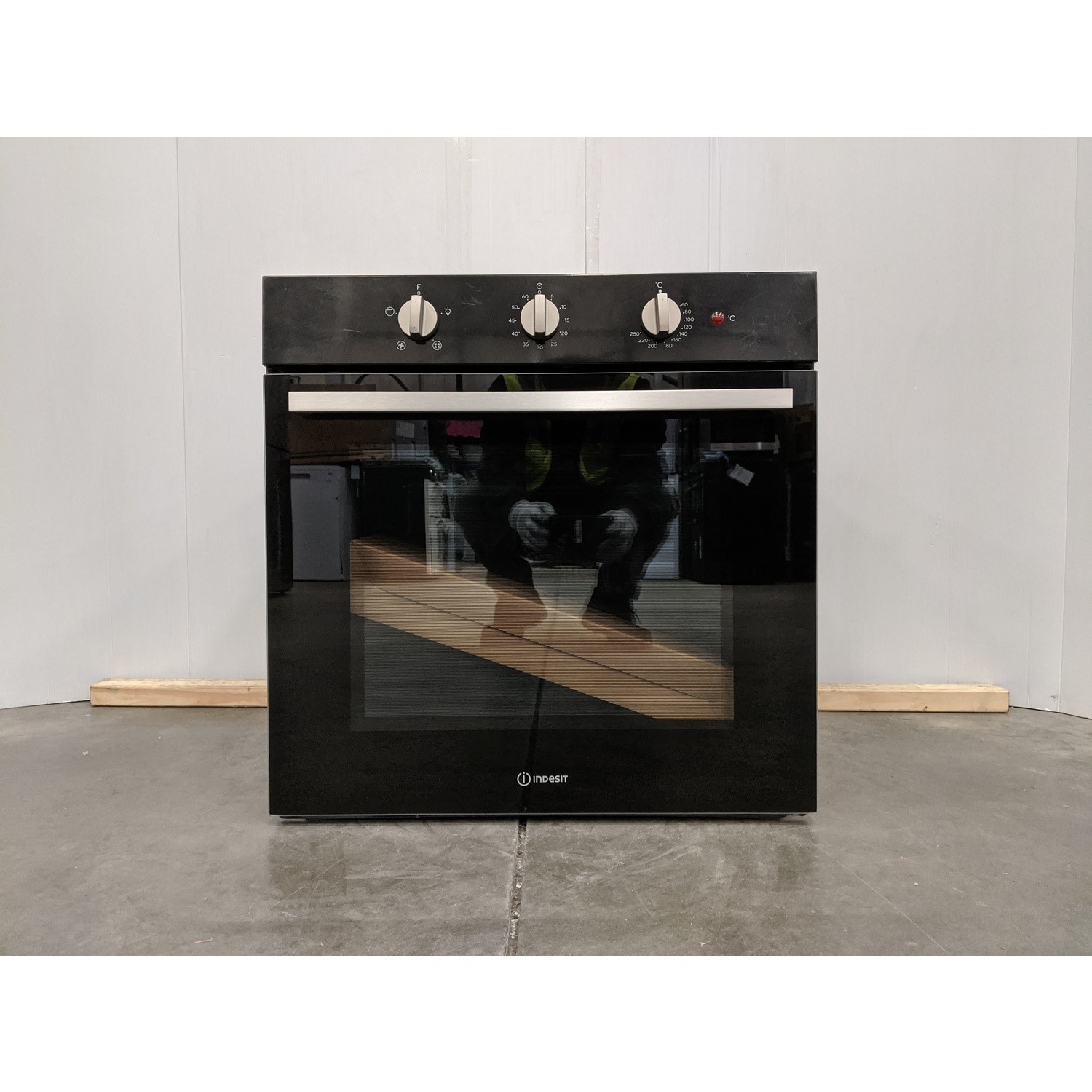 Refurbished Indesit Aria IFW6330BL 60cm Single Built In Electric Oven