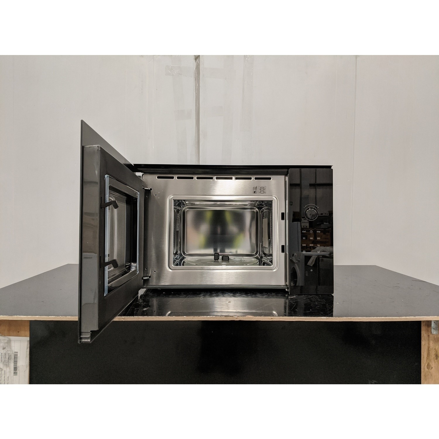 Refurbished Bosch Series 6 BFL524MB0B Built In 20L 800W Solo Microwave Black 78347497/1