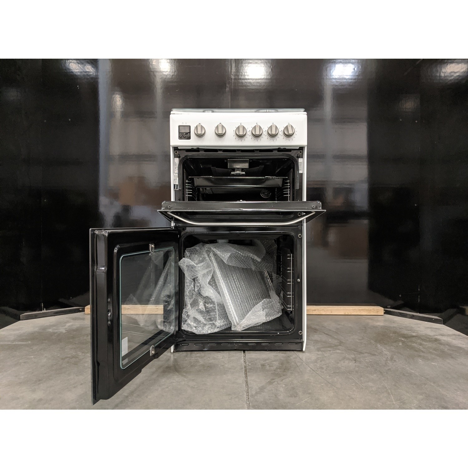 Refurbished Hotpoint HD5G00CCW 50cm Double Cavity Gas Cooker with Lid