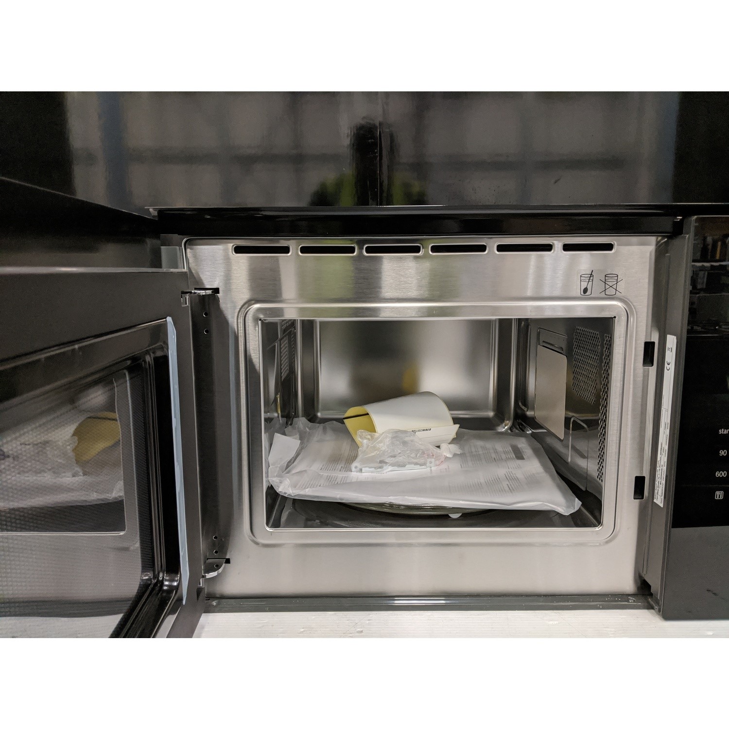 Refurbished Bosch Serie 4 BFL553MB0B Built In 25L 900W Microwave Black 78385202/1/BFL553MB0B