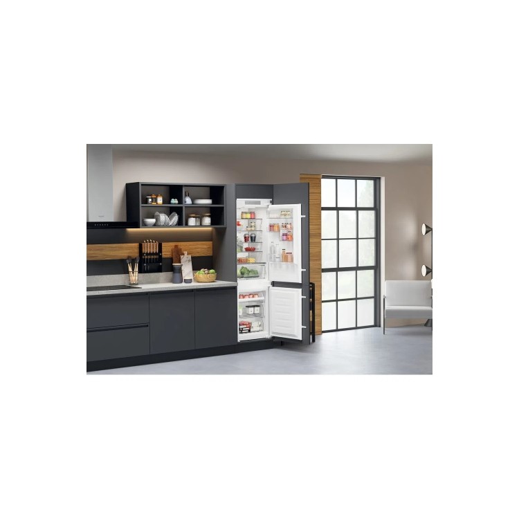 Refurbished Hotpoint HTC18T311 Integrated 250 Litre 70/30 Frost Free Fridge Freezer