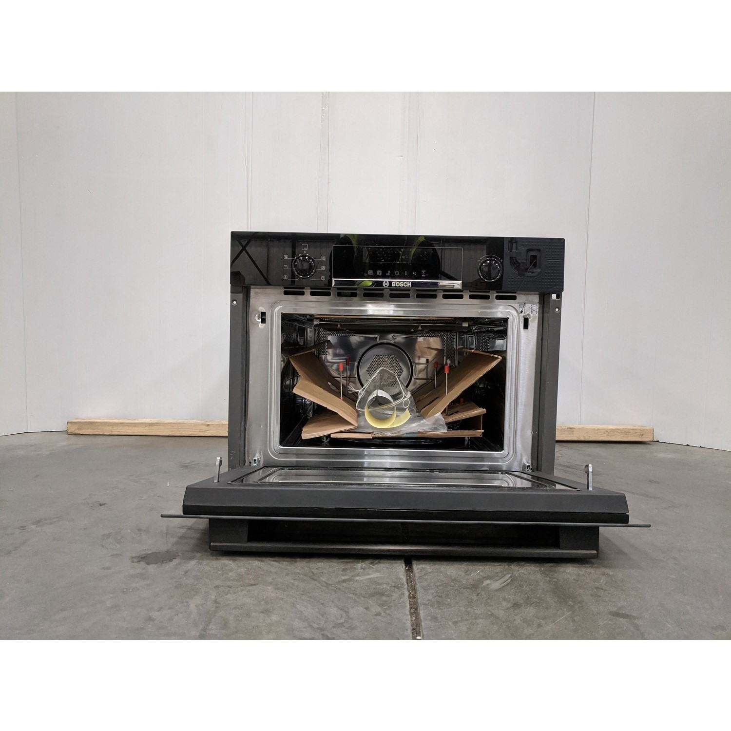 Refurbished Bosch Serie 4 CMA583MB0B Built In 44L with Grill 900W