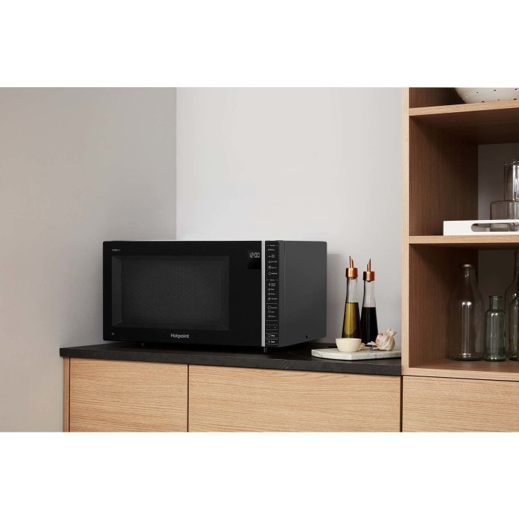 Refurbished Hotpoint MWH301B 30L 900W Microwave Black