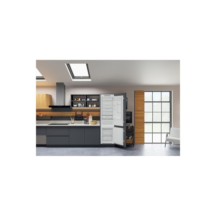 Hotpoint 280 Litre 70/30 Split Integrated Fridge Freezer With FreshZone+