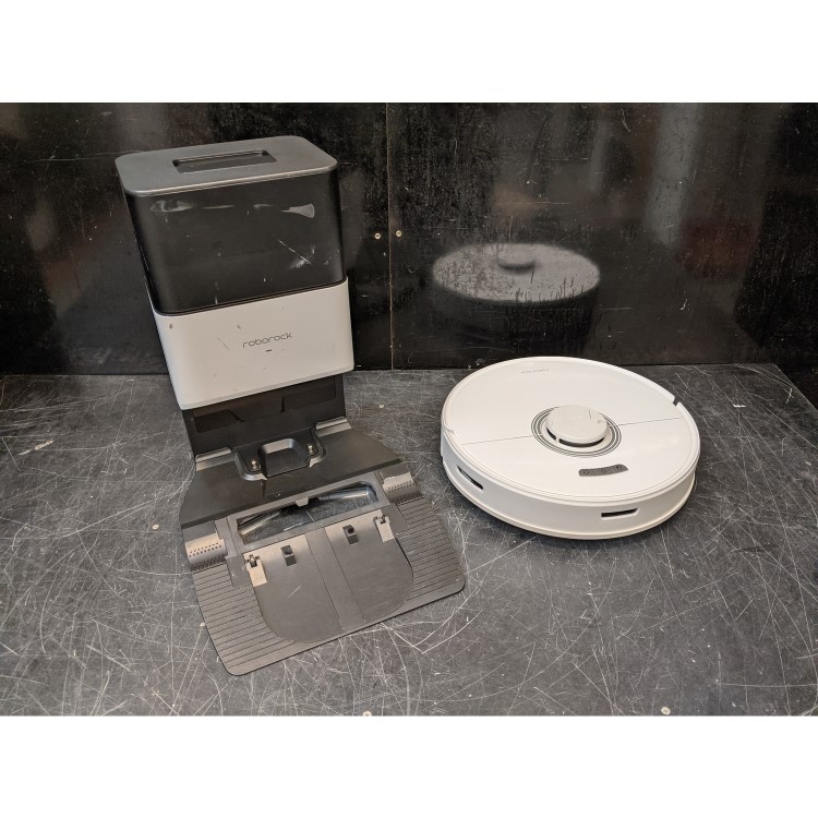 Refurbished Roborock Q7Max+ Robot Vacuum Cleaner with Self-Emptying Station - White