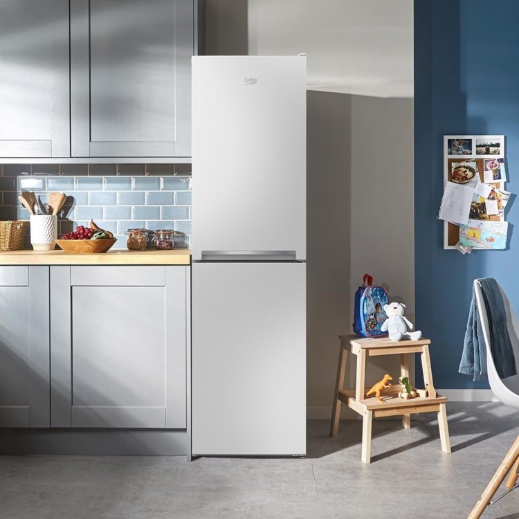 Refurbished Beko CFG4582W Freestanding 270 Litre 50/50 Fridge Freezer White