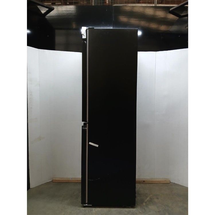 GRADE A2 - Hisense 256 Litre 50/50 Freestading Fridge Freezer - Black 