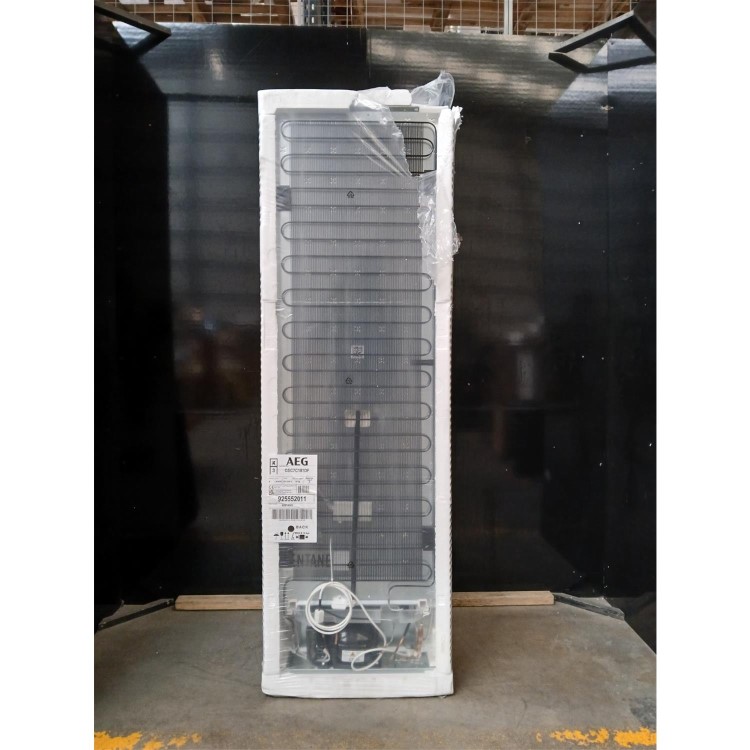 GRADE A2 - AEG Series 7000 244 Litre 177cm 70/30 Integrated Fridge Freezer with Fixed Door Hinge