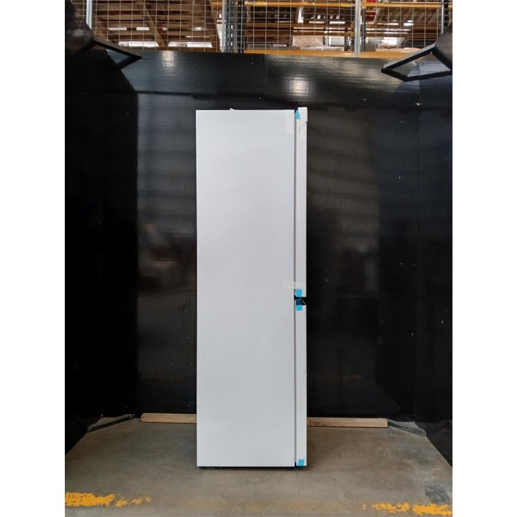 GRADE A2 - Hisense 256 Litre 50/50 Freestanding Fridge Freezer - White