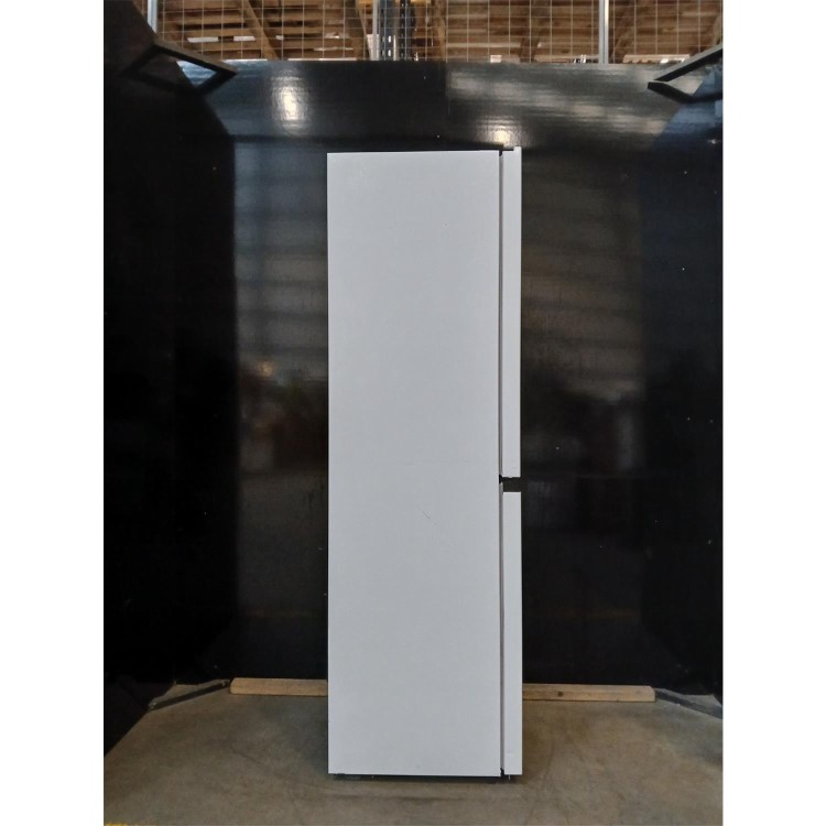 GRADE A2 - Hisense 256 Litre 50/50 Freestanding Fridge Freezer - White