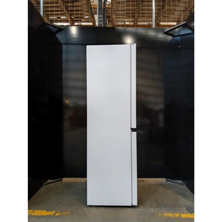 GRADE A2 - Hisense 256 Litre 50/50 Freestanding Fridge Freezer - White