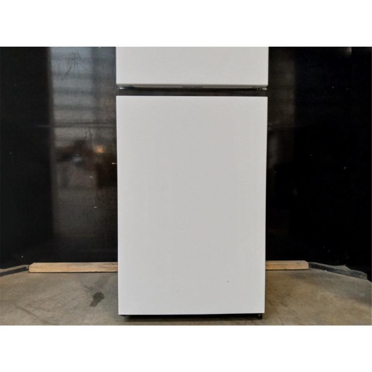 GRADE A2 - Hisense 256 Litre 50/50 Freestanding Fridge Freezer - White